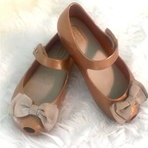 Preloved size 11 little girls copper/gold Melissa